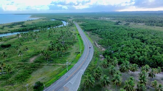 Carro solit&aacute;rio na estrada