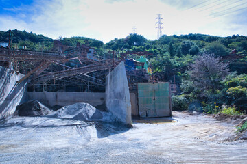 山の中にあるメカニカルな採石場