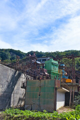 山の中にあるメカニカルな採石場
