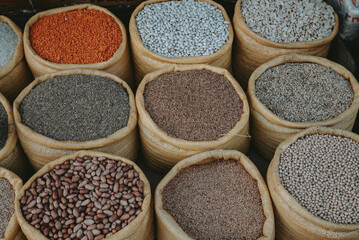 Des sacs d'épices dans un souk au Maroc