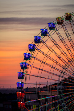 Vista general de la noria en la Feria de Albacete durante el ocaso del atardecer, Castilla La Mancha, Espa&ntilde;a