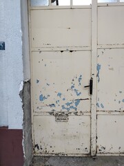 Alte Haustür aus Metall 