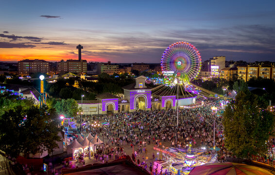 Atardecer sobre el Recinto Ferial durante la Feria de Albacete, con mucha afluencia de p&uacute;blico destacando el colorido y el gran ambiente de esta fiesta.