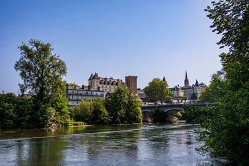 Fototapeta premium Vue sur Pau et son château depuis les berges du Gave dans les Pyrénées-Atlantiques en France