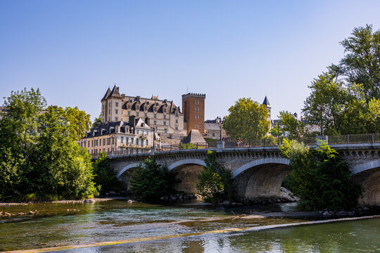 Vue sur Pau et son ch&acirc;teau depuis les berges du Gave dans les Pyr&eacute;n&eacute;es-Atlantiques en France