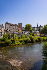 Obraz premium Vue sur Pau et son château depuis les berges du Gave dans les Pyrénées-Atlantiques en France