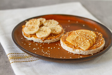 Healthy, diet-friendly snack made from rice cakes, peanut butter, apples, and bananas