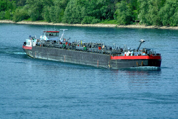 binnenschifffahrt-auf-dem-rhein-bei-mainz-02