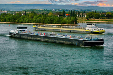 binnenschifffahrt-auf-dem-rhein-bei-mainz-02