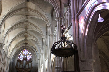Auxonne, église Notre-Dame, nef en contreplongée