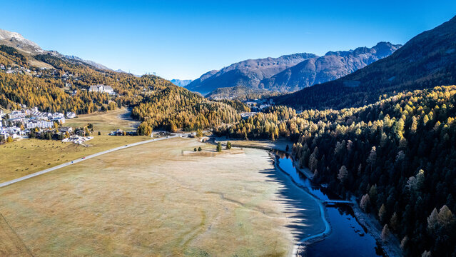 Drohnenaufnahme im Herbst im Engadin in Graub&uuml;nden in der Schweiz