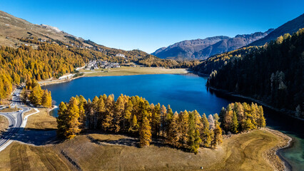 Drohnenaufnahme im Herbst im Engadin in Graub&uuml;nden in der Schweiz