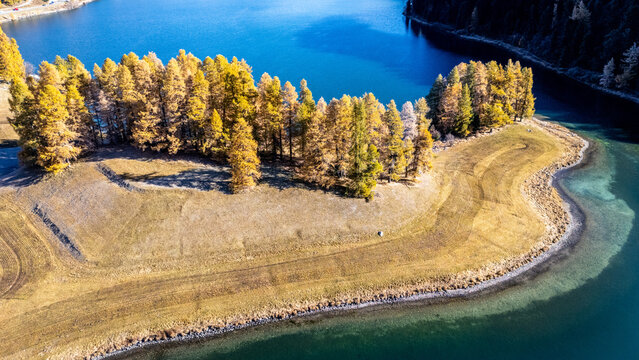 Drohnenaufnahme im Herbst im Engadin in Graub&uuml;nden in der Schweiz