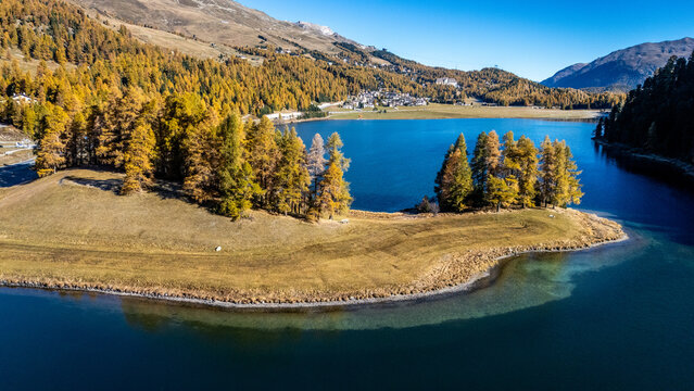 Drohnenaufnahme im Herbst im Engadin in Graub&uuml;nden in der Schweiz