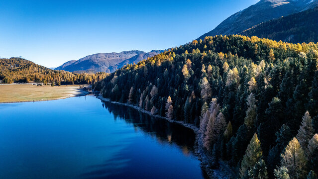 Drohnenaufnahme im Herbst im Engadin in Graub&uuml;nden in der Schweiz