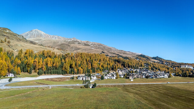 Drohnenaufnahme im Herbst im Engadin in Graub&uuml;nden in der Schweiz