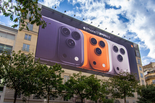 Paris, France - 24 octobre 2025: Grande affiche publicitaire pour le smartphone Apple iPhone 17 Pro couvrant les &eacute;chafaudages des travaux de restauration sur la fa&ccedil;ade d'un immeuble parisien