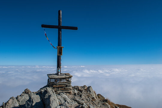 Dalla vetta del Monte Tibert (Valle Grana &ndash; Cuneo) il Monviso e la catena delle Alpi Cozie spuntano da un mare di nebbia