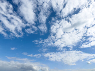 Obraz premium Blue sky with scattered cumulus clouds