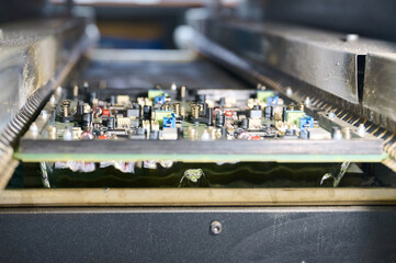Wave soldering process for PCB tinning in a molten solder bath at a manufacturing facility