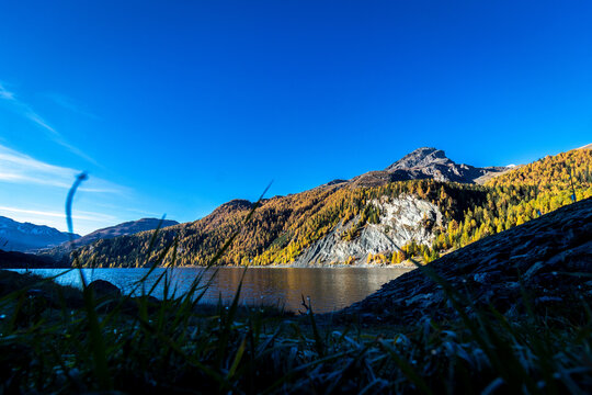 Marmorera Stausee im Herbst im Engadin in Graub&uuml;nden in der Schweiz