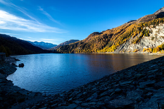 Marmorera Stausee im Herbst im Engadin in Graub&uuml;nden in der Schweiz