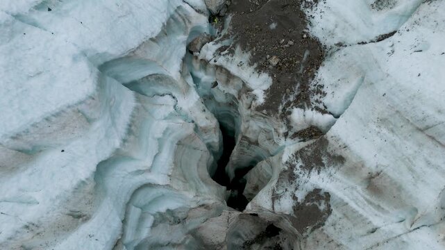 Flug &uuml;ber eine Gletscherm&uuml;hle am Bossons Gletscher nahe Chamonix in den franz&ouml;sischen Alpen. Die massive Gletscherspalte geht tief hinab.