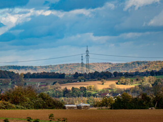 Strommasten in herbstlicher Landschaft