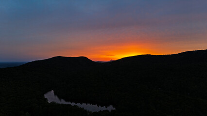 Obraz premium Majestic Sunset Over Mountain