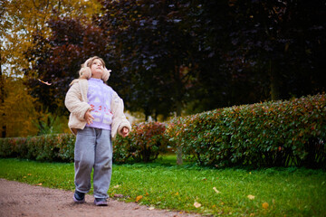 Fototapeta premium Children play in the park during autumn