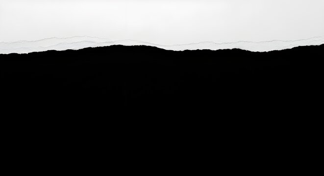 Brecha rasgada en papel negro sobre fondo blanco.
 Copiar espacio