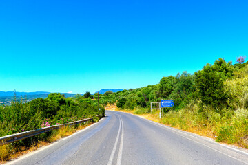 Fototapeta premium Nationalstraße 82 (Ethniki Odos 82) Nahe Pylos in Richtung Kalamata/Peloponnes, Griechenland