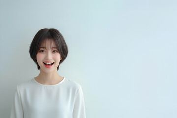 上半身の微笑む美しい女性