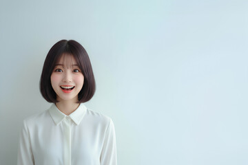 上半身の微笑む美しい女性