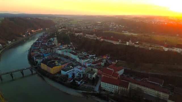 Luftaufnahme von Burghausen, Bayern, Deutschland mit langsten Burg der Welt auf Hugel, Salzach, Lindacher Brucke, Historischen Stadtplatz und malerischen Altstadt. Aerial view of Burghausen, Bavaria. 