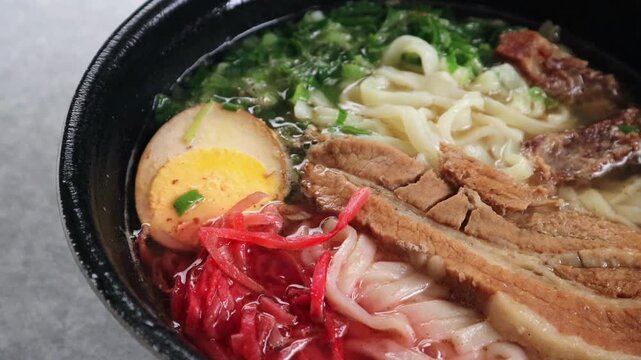 日本の沖縄名物のソーキそばの動画