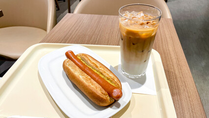 カフェのホットドッグとアイスカフェラテ