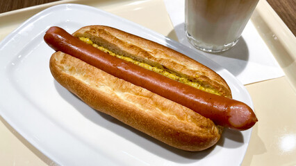 カフェのホットドッグとアイスカフェラテ