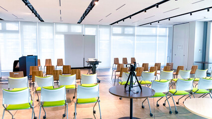 明るいセミナー会場の風景