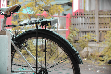 Sepedah tua dengan boncengan untuk barang yang sudah berkarat 