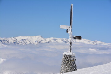 谷川岳の登山標識と苗場山