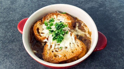 とろけるチーズのオニオングラタンスープ
