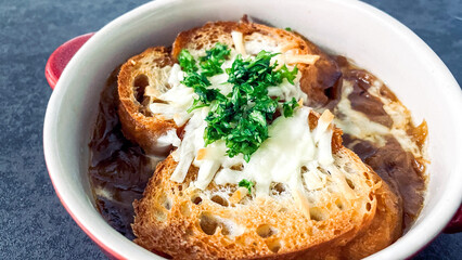 とろけるチーズのオニオングラタンスープ