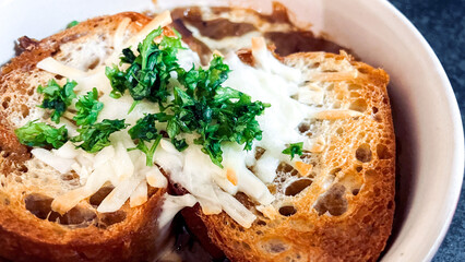 とろけるチーズのオニオングラタンスープ