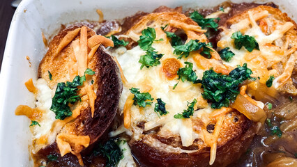 とろけるチーズのオニオングラタンスープ