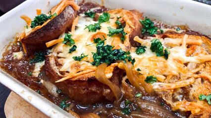 とろけるチーズのオニオングラタンスープ