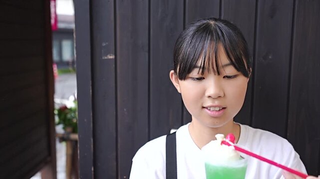 草津温泉旅行で食べ歩きをする10代の女性
