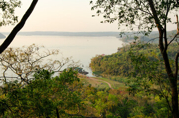 Vista panorámica del río Paraná desde el Teyú Cuaré, Misiones