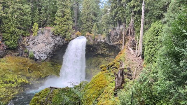 Oregon: Sahalie Falls on the McKenzie River.