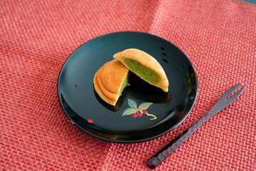 和の趣を感じる抹茶餡の手焼きまんじゅう